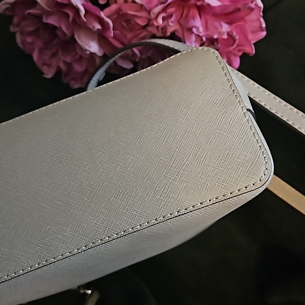 Michael Kors Cindy Dome Crossbody Purse in Light Gray NWOT - Picture 6 of 16